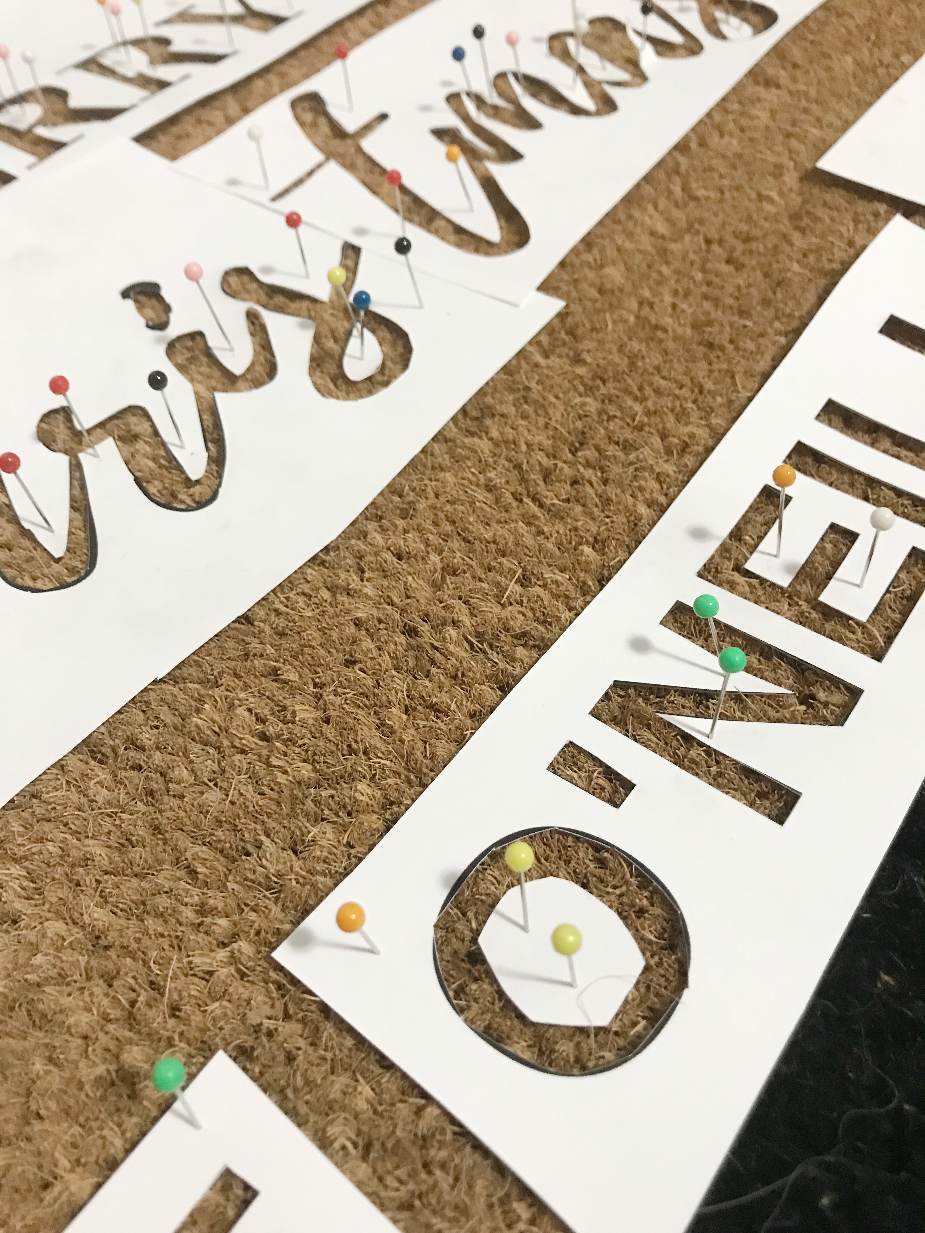 DIY Doormat #aylarianne #DIYdoormat #DIY #christmasdoormat