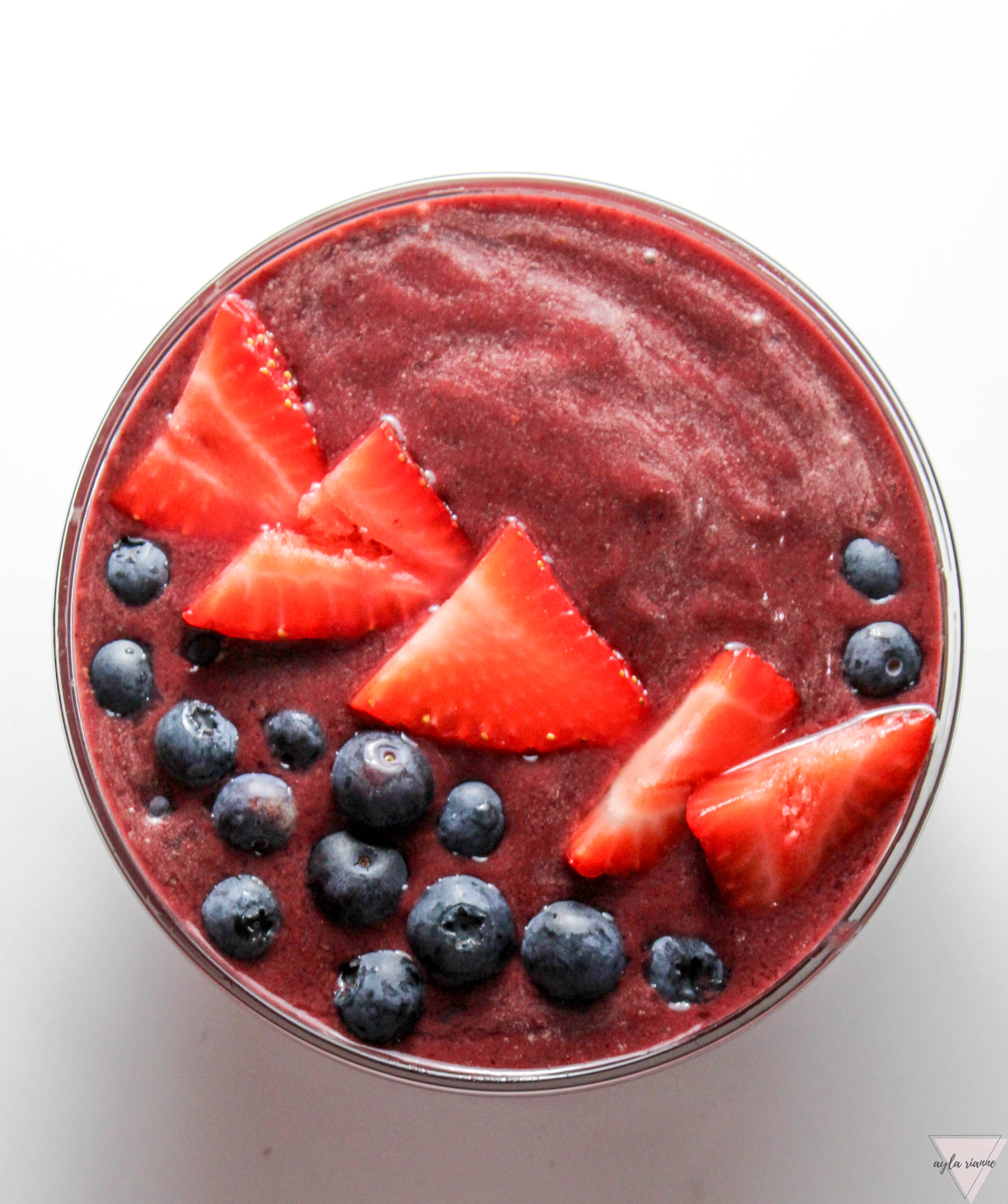 Classic 4 ingredient Acai Bowl topped with blueberries and strawberries #acaibowl #smoothiebowl