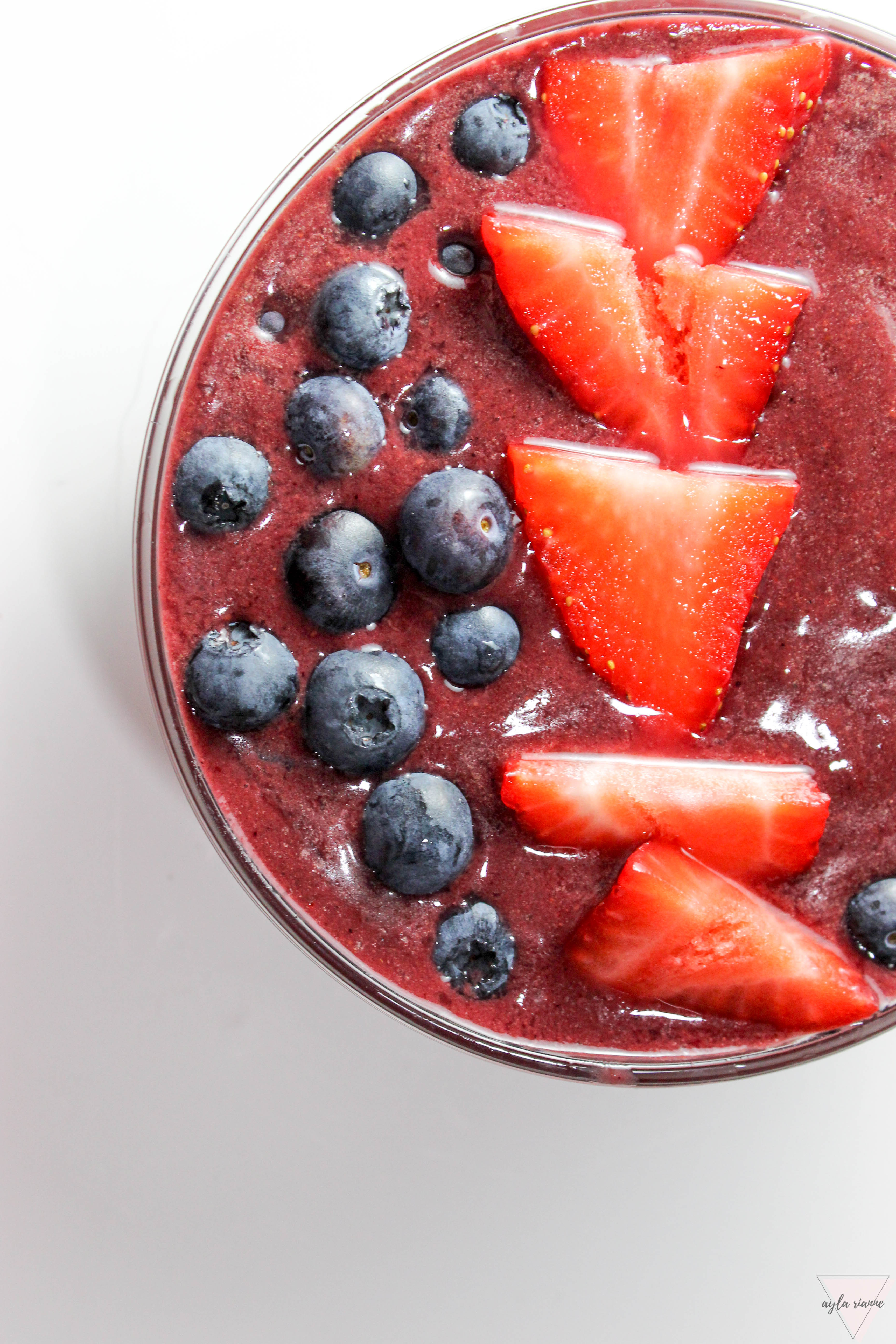 Classic 4 ingredient Acai Bowl topped with blueberries and strawberries #acaibowl #smoothiebowl