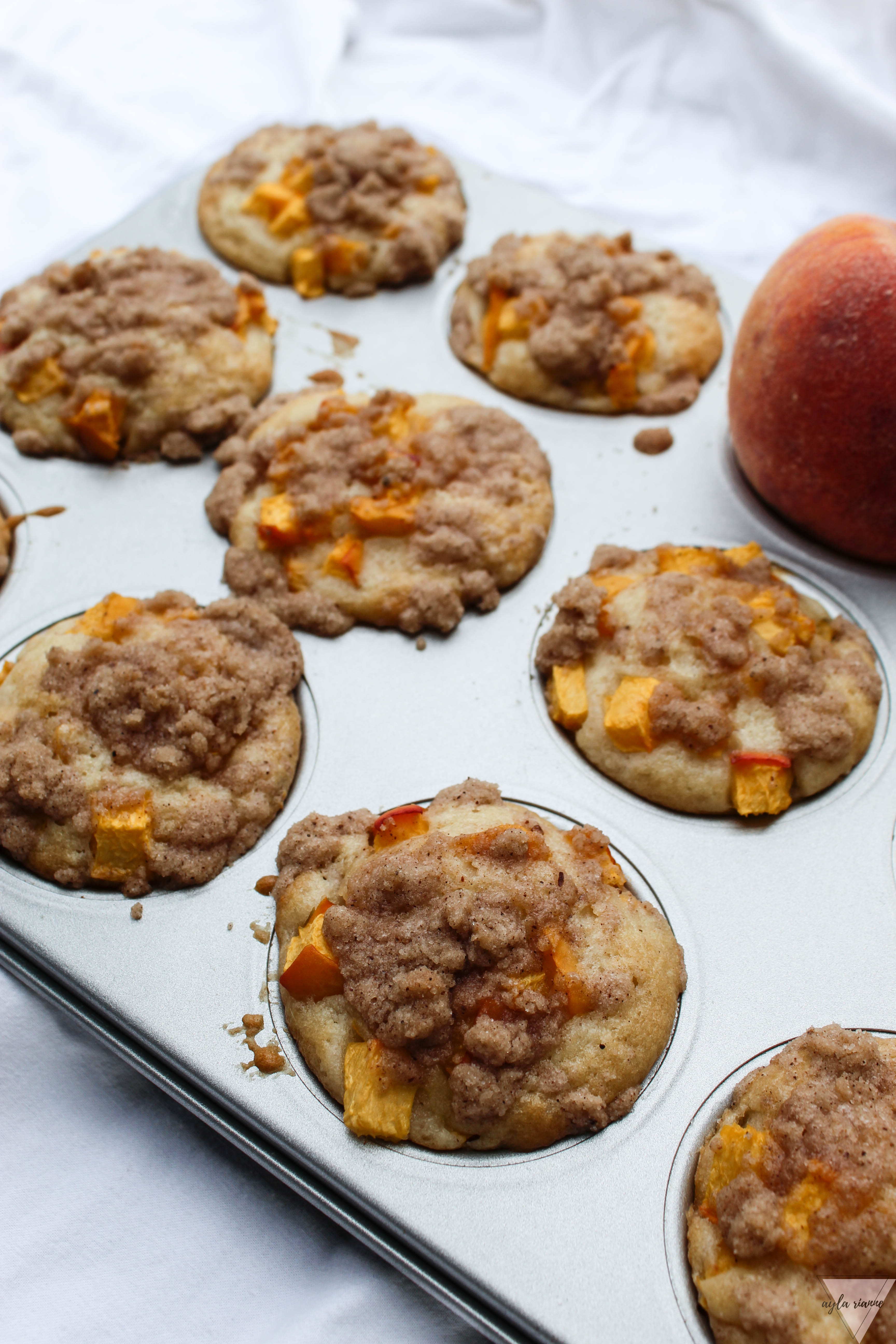 Peach crumble muffins #muffins #peachcrumble 