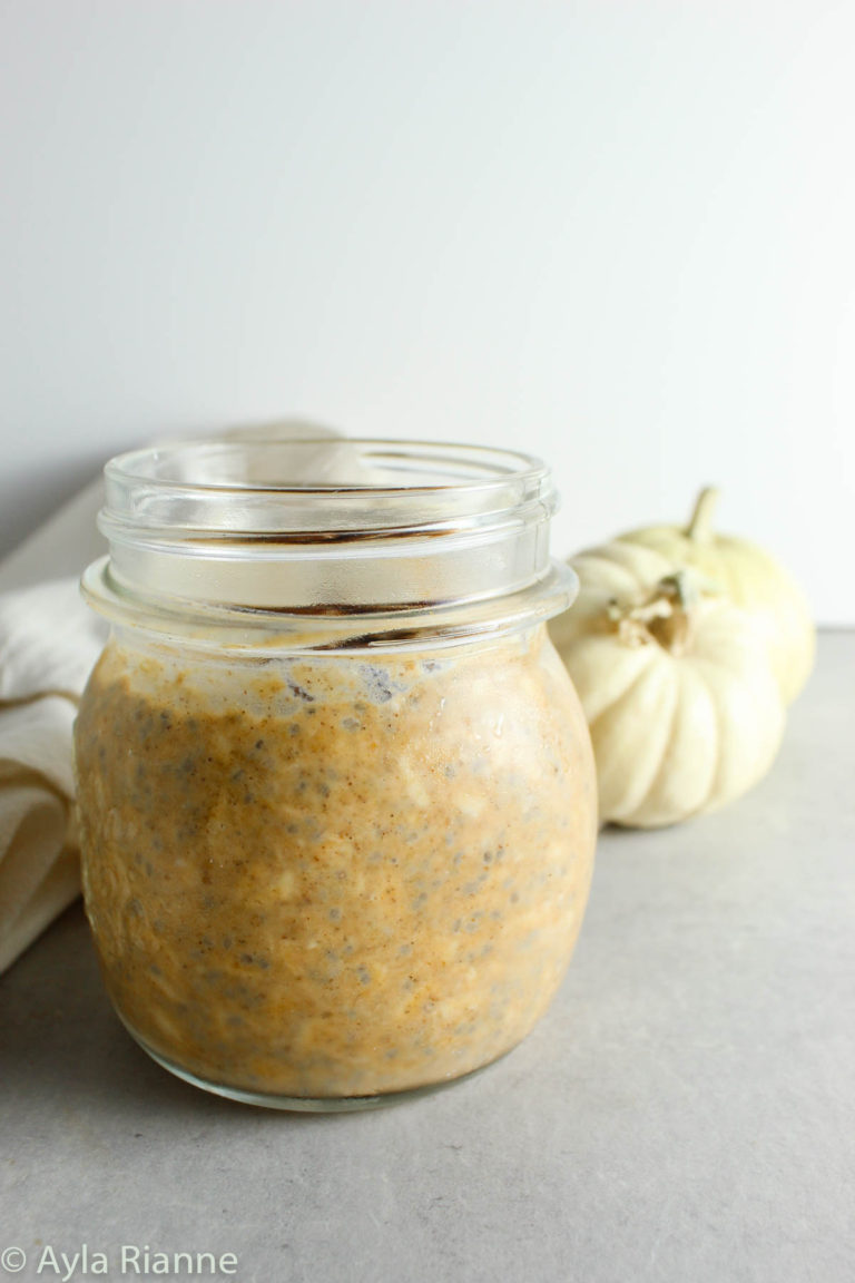 a jar of pumpkin pie overnight oats